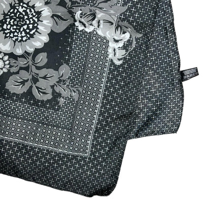 VTG BLACK GREY WHITE FLORAL PATTERNED ELEGANT SQUARE SCARF