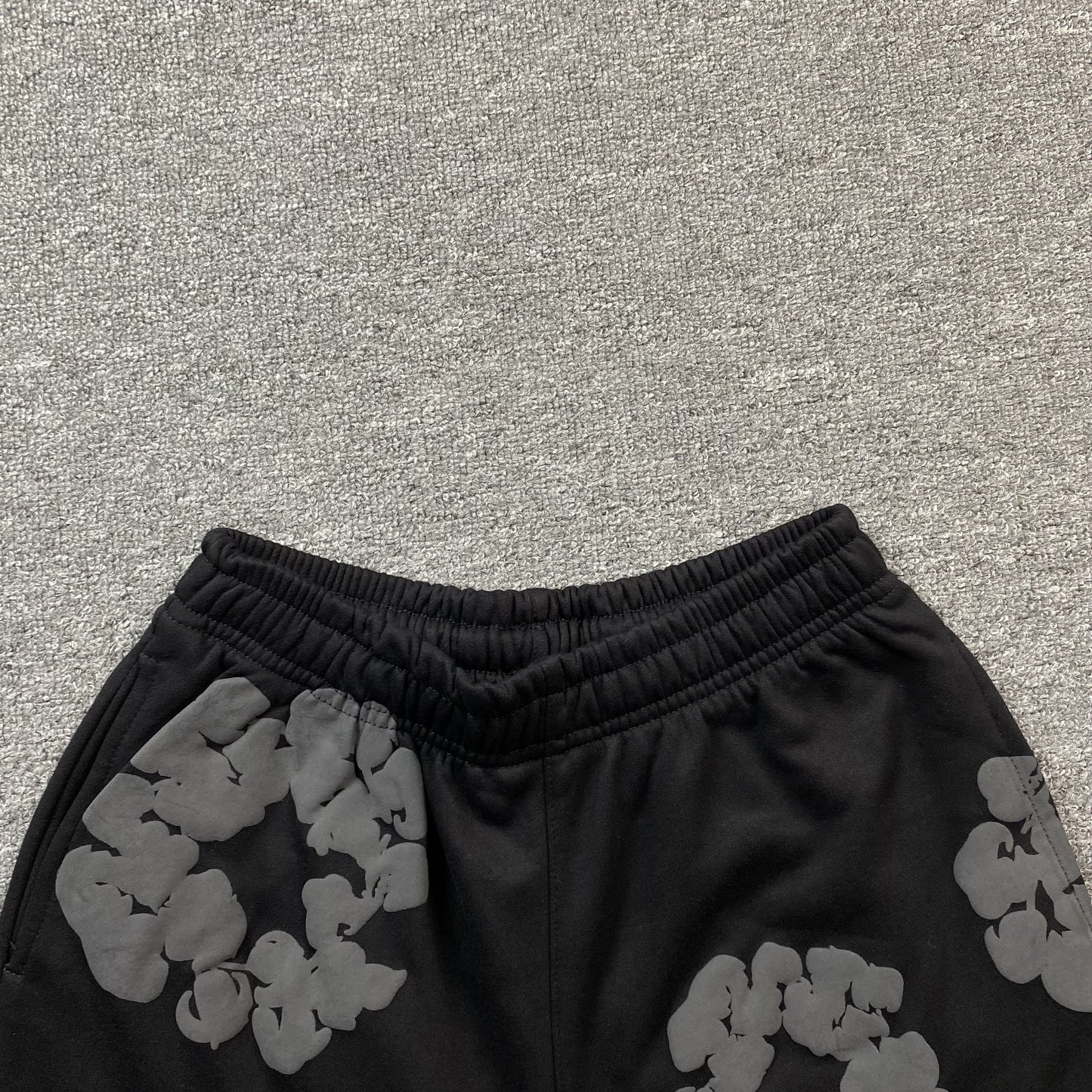 DENIM TEARS COTTON WREATH SHORTS MONOCHROME BLACK