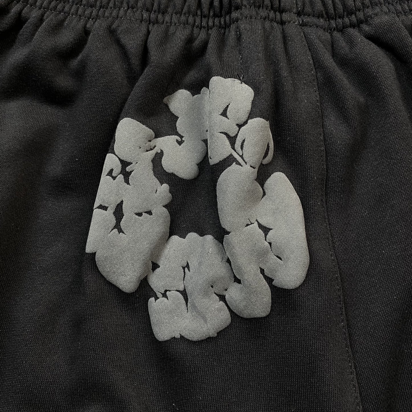 DENIM TEARS COTTON WREATH SHORTS MONOCHROME BLACK